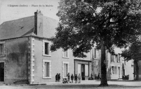 Lignac_Place_de_la_mairie.jpg